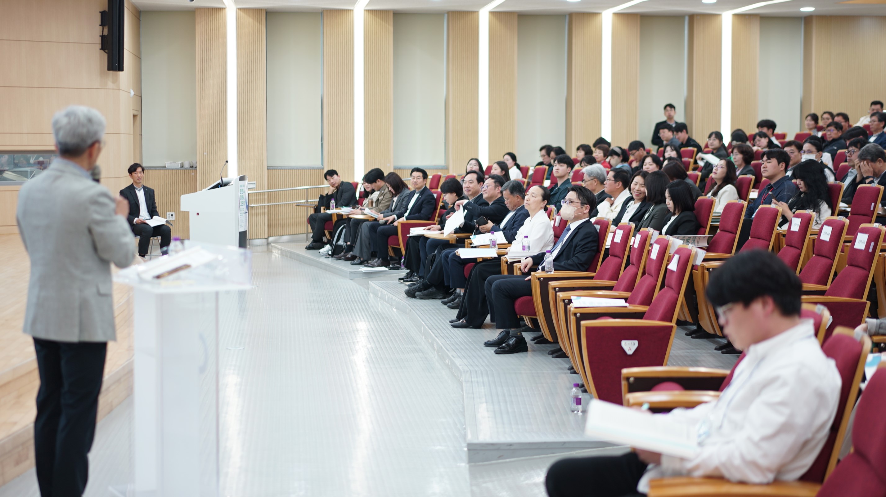 6-1. 좌장 김경교수님.JPG